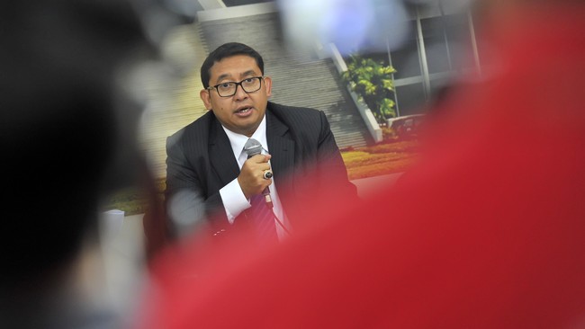 DPR mempertanyakan sikap Menkumham Yasonna Laoly yang meminta agar UU 30 Tahun 2002 masuk Prolegnas 2015.