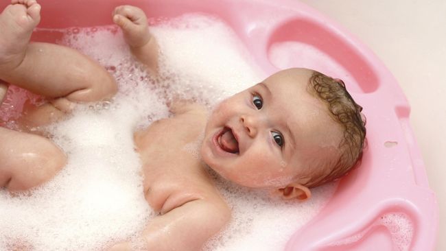 Salah satu kesalahan yang sering dilakukan orang tua adalah sembarangan menggunakan sabun mandi untuk anak.
