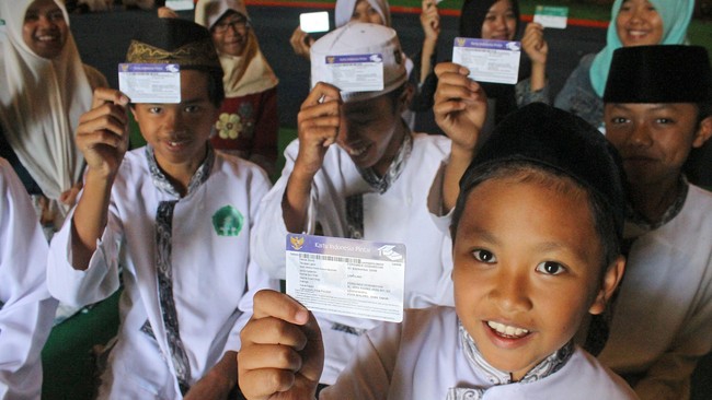 Selama ini, dalam pendataan siswa penerima KIP, Kemdikbud menggunakan data dari Kementerian Sosial. Kemdikbud menilai data Kemensos itu bias.