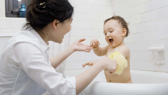 Ibuku adalah perempuan hebat. Seumur hidup beliau diabdikan untuk keluarga, mengurus suami dan anak-anak.