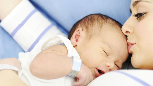 Pergi pagi hari, pulang lewat batas petang. Kesibukan di era modern sering kali membuat orang tua tak bisa menghabiskan waktu dengan anaknya.