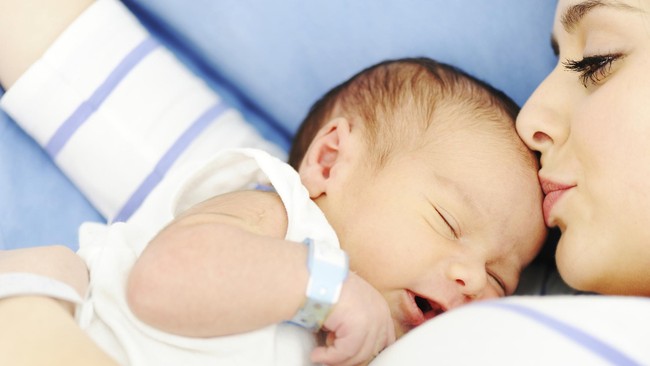 Ibu-ibu di Swedia memilih hamil dan melahirkan anak pada usia 30-40 tahun. Penelitian membuktikan anak-anak mereka terlahir lebih cerdas dan sehat.