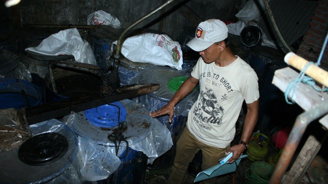 Empat orang meninggal karena mengonsumsi minuman keras oplosan campur jengkol di wilayah Cipayung, Jakarta Timur. Polisi tangkap penjual miras.