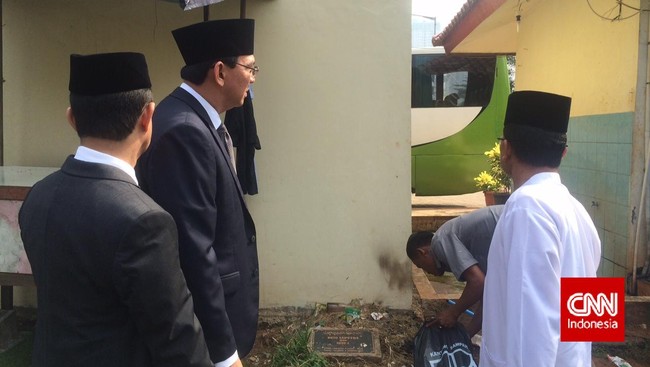 Ahok meminta petugas makam selalu menjaga kebersihan semua makam yang ada meski jarang diziarahi oleh keluarganya.