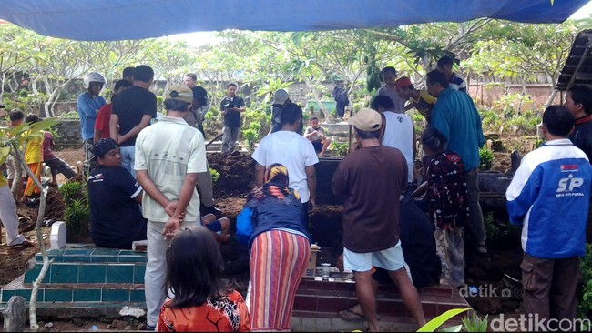 Polisi akhirnya izinkan jasad Angeline dibawa keluar RS Sanglah, Denpasar, untuk dipulangkan dan dimakamkan di Banyuwangi, tempat tinggal orangtua kandungnya.