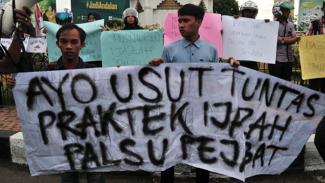 Masyarakat yang tergabung dalam LSM Jamak Indonesia mengatakan ijazah palsu calon bupati meliputi tahap SD, SMP dan SMA.