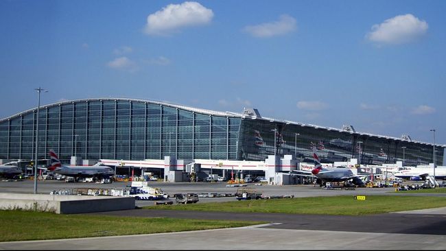 Craig Sturt dituduh lolos dari pemeriksaan keamanan Bandara Heathrow, London, tanpa menunjukkan dokumen apa pun sebelum menaiki penerbangan British Airways. 