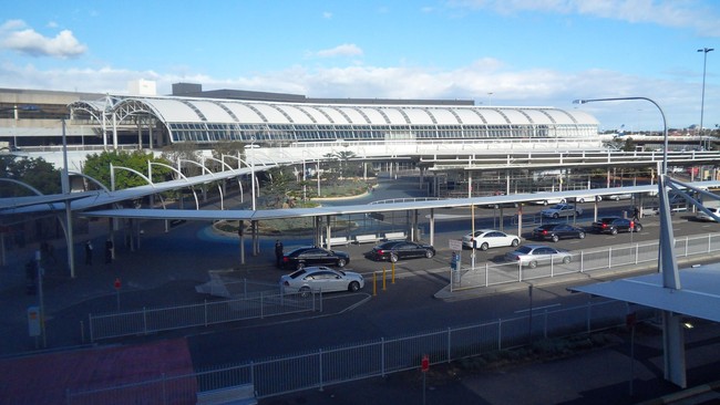 Bandara Internasional Sydney bakal dijual ke kelompok investor Sydney Aviation Alliance (SAA) senilai US$17,5 miliar atau sekitar Rp249,55 triliun.
