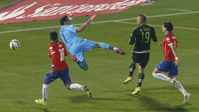 Pertandingan Chile lawan Meksiko berlangsung sangat menarik. Enam gol tercipta dan kedua tim harus puas dengan hasil 3-3 di akhir pertandingan.