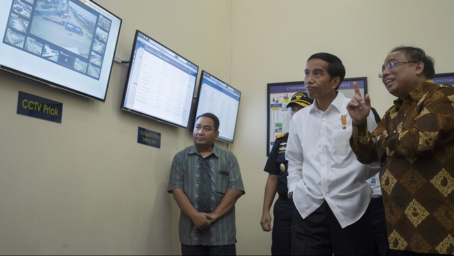 Menko Maritim Indroyono Soesilo menyebut masalah perizinan dari Kemendag dan Kemenhub menjadi salah satu penyebab lambannya dwelling time.