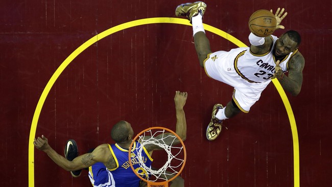 LeBron James yang tak mampu membawa Cleveland Cavaliers menjadi juara NBA tampil fenomenal dan mencatatkan berbagai rekor.