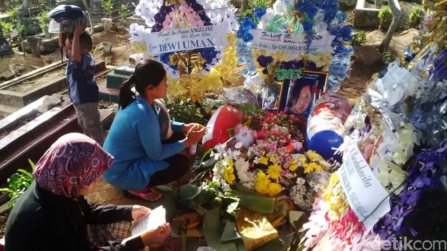 Siti Sapurah dari Pusat Pelayanan Terpadu Pemberdayaan Perempuan dan Anak Denpasar mengatakan diteror lelaki tidak dikenal dan ditelepon 20 kali sehari.