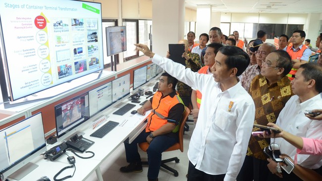 Jokowi menegaskan akan mencari data apa penyebab lamanya dwelling time pelabuhan. Usai itu, dia akan mencopot pejabat yang jadi penyebabnya.