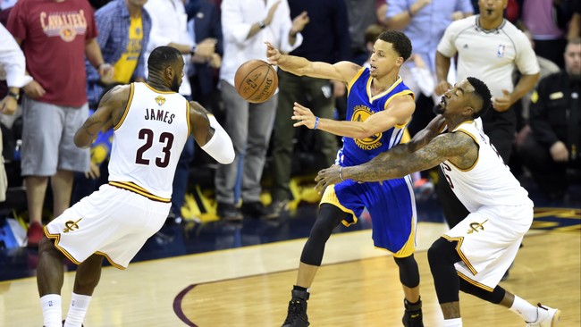 Gim ketiga final NBA 2017 Cleveland Cavaliers vs Golden State Warriors berlangsung ketat sejak kuarter pertama. Warriors menang dramatis di markas Cavaliers.