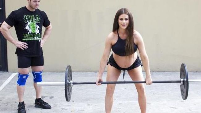 Sophie Guidolin menuai protes dan kritik dari netizen gara-gara mengunggah foto dirinya sedang berlatih angkat beban seberat 30 kilogram.