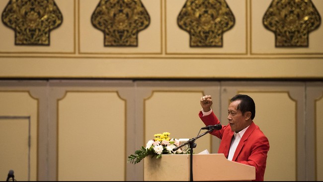 Hendropriyono dan Haris Sudarno berebut kursi Ketua Umum PKPI. Sutiyoso, Kepala BIN yang pernah jadi orang nomor satu di partai itu, enggan ikut campur.