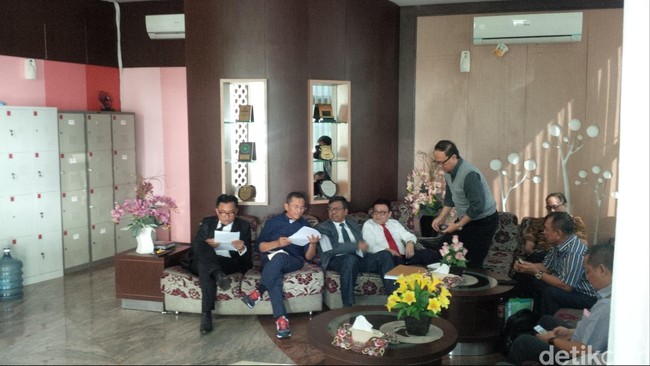 Pemeriksaan Dahlan juga bakal dibarengi dengan dipamerkannya satu mobil listrik sitaan yang akan dipajang di Gedung Bundar Kejaksaan.