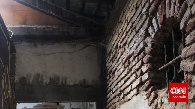 Stasiun Terkuno Indonesia, 'Digerogoti' Rumah-Rumah Penduduk Sebagai stasiun yang pertama kali dibangun, jejak Samarang NIS hanya bisa diamati jelas dalam foto lama. Selebihnya, sisa-sisa yang samar.