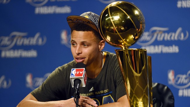 Point guard Golden State Warriors, Stephen Curry, mendapatkan kue ulang tahun spesial di ulang tahunnya yang ke-28 pada awal pekan ini.