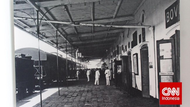 Dibangun dekat dengan pelabuhan, Belanda membuat stasiun kereta api yang&nbsp;punya kanal sendiri.