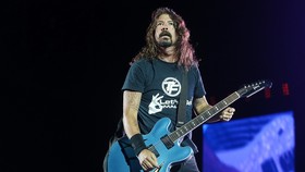 Gara-Gara Patah, Dave Grohl Harus Pakai Enam Sekrup di Kaki