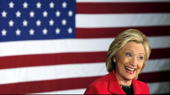 Hillary Clinton setuju untuk menyerahkan server email pribadinya kepada Departemen Kehakiman AS, menyusul kisruh penggunaan email untuk urusan pekerjaan.