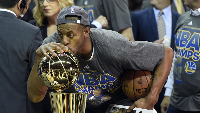 Andre Iguodala memutuskan tetap bertahan di Golden State Warriors setelah menyetujui perpanjangan kontrak baru berdurasi tiga tahun, Sabtu (1/7).