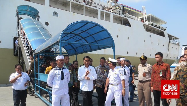 Pakar komunikasi politik Hamdi Muluk menilai dengan Twitter Jokowi bisa membandingkan laporan para menterinya dengan yang dia terima di lini masa.