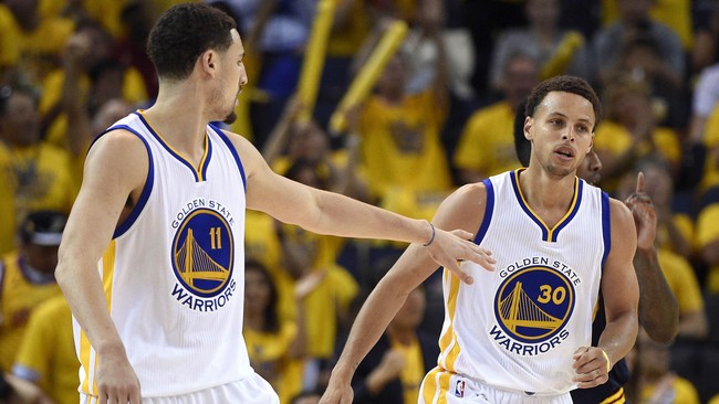 Stephen Curry dan timnya, Golden State Warriors menyamai rekor kemenangan dalam semusim milik tim impian Chicago Bulls pada 1996 silam.