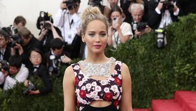 Jennifer Lawrence 'Nyelonong' di Rumah Ashton Kutcher