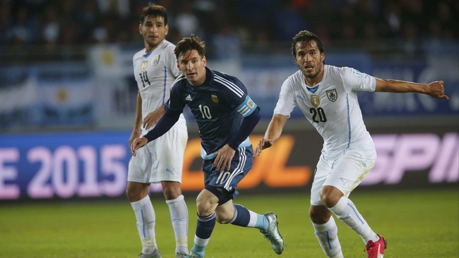 Babak pertama pertarungan antara dua tim besar Amerika Latin, Argentina lawan Uruguay di Copa America 2015 berakhir imbang 0-0.