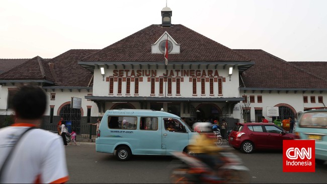 Stasiun Jatinegara, Jakarta, akan kembali melayani naik dan turunnya penumpang KA jarak jauh mulai 1 Juni 2023.