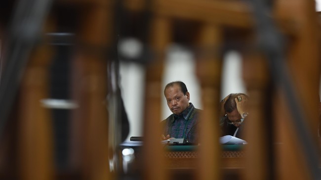 Majelis hakim Pengadilan Tindak Pidana Korupsi memutuskan tetap melanjutkan sidang Sutan Bhatoegana, meski pimpinan Komisi Pemberantasan Korupsi absen.