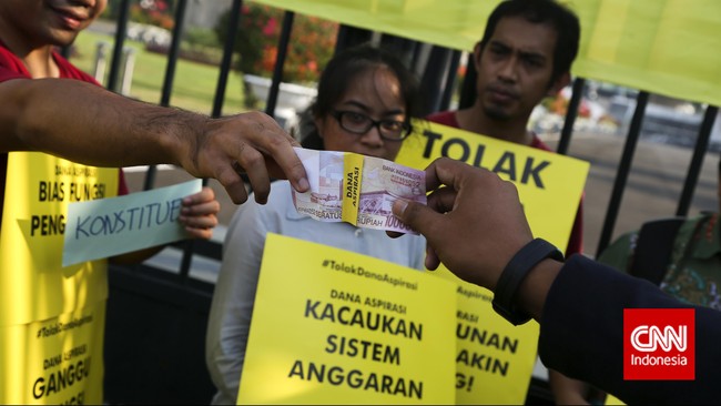 Anggota DPR dikhawatirkan menggunakan dana aspirasi tersebut untuk membiayai pencalonan mereka kembali pada Pemilu 2019.