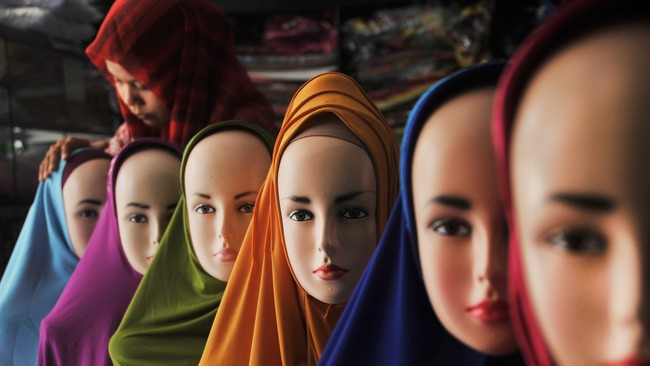 Perubahan perilaku masyarakat yang menganggap perlu menggunakan produk dan jasa syariah terjadi tak lepas dari fenomena hijrah sejak 10 tahun terakhir.
