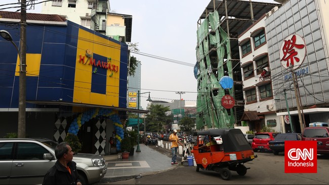 Polisi melakukan patroli di sejumlah lokasi d Jakarta Selatan dan membubarkan kerumunan massa di Blok M, Pejaten, Mampang, dan Kemang.