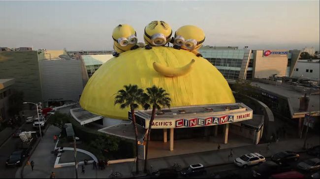 Postur Stuart, Bob, dan Kevin bukan dalam skala imut-imut seperti di filmnya, Minions, melainkan raksasa, sekitar 15 meter!