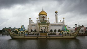 Brunei Deportasi Dua Pekerja Asing karena Hina Bendera Negara