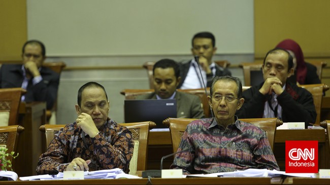 Pernyataan pimpinan KPK menanggapi usulan Badrodin Haiti yang ingin penyidik dan penyelidiknya melakukan penyadapan tanpa izin dari pengadilan