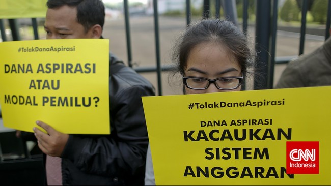 Rencana aksi walk out Fraksi Hanura dan NasDem dilakukan sebagai bentuk penolakan terhadap pencairan dana aspirasi Rp 11,2 triliun.