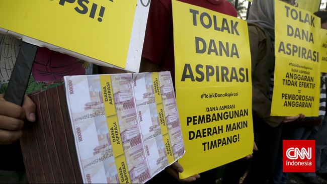Dana aspirasi menurut juru bicara Koalisi Kawal Anggaran Roy Salam bisa jadi alat tawar politik bagi anggota DPR sekarang untuk pemilihan umum 2019.