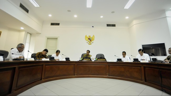 Presiden Joko Widodo menuntut konsistensi dan partisipasi pemerintah daerah dalam menyukseskan Program Listrik 35 ribu MW.