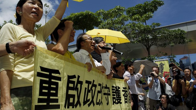 Langkah parlemen Hong Kong menolak proposal reformasi pemilu dari China disambut meriah para aktivis pro-demokrasi.