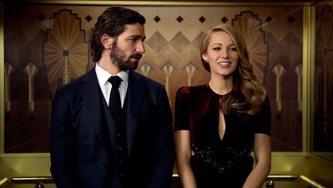 The Age of Adaline, Romansa 'Wanita Abadi' dari Masa ke Masa Kehidupan Adaline berjalan normal sampai suatu hari ia tewas tenggelam, dan hidup kembali lewat sambaran kilat. Ia hidup, tapi struktur gen tubuhnya mati.