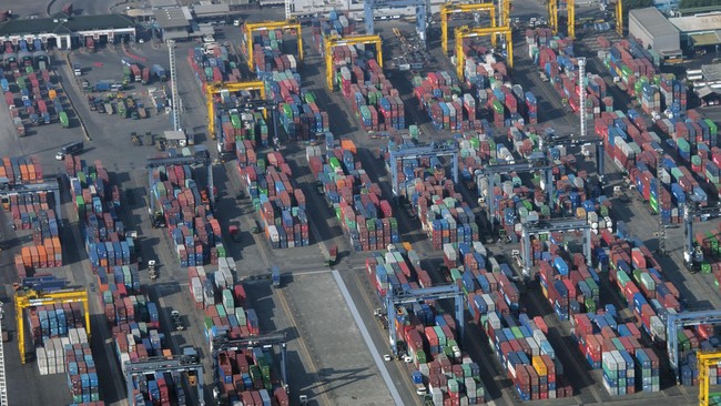 Perbaikan pelayanan publik di pelabuhan besar harus diambil untuk mempercepat kinerja logistik nasional sebagai syarat menghadapi pasar tunggal Asean.