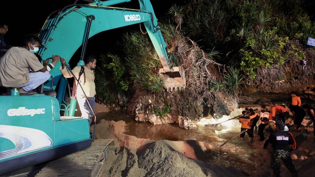 Tebing batu kapur setinggi 8 meter di Pantai Sadranan, Gunung Kidul runtuh mengakibatkan empat orang tewas dan dua lainnya luka berat.