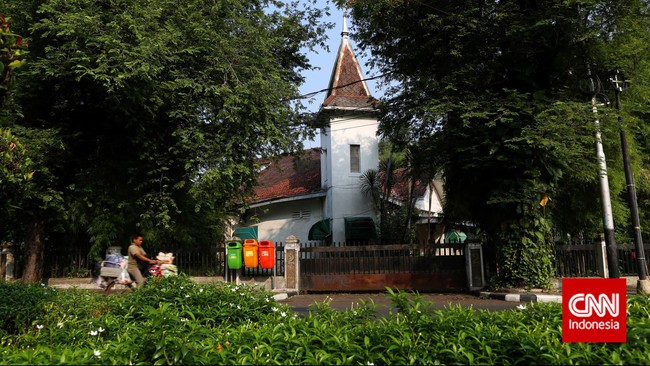 Batavia terkenal sebagai kota yang paling tidak sehat. Menurut P.H. van der Burg penulis buku Malaria in Batavia, terjadi 2 ribu kematian per tahunnya.
