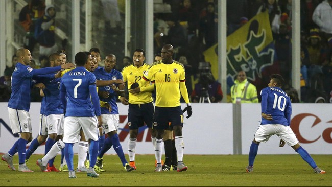 Pelatih timnas Brasil, Carlos Dunga, mengkritik wasit Enrique Osses karena memberi Neymar kartu merah saat timnya dikalahkan Kolombia 0-1.