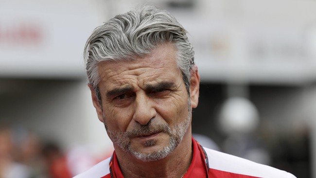 Bos tim Ferrari melintas sembarangan di arena pit formula satu sehingga hampir ditabrak mobil yang dikendarai pebalap tim Williams, Felipe Massa.
