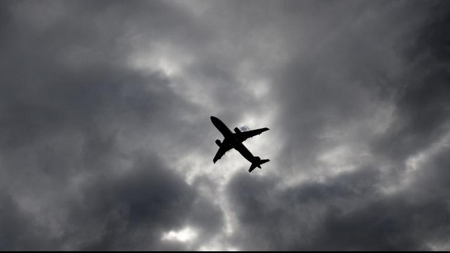 Pilot pesawat Kogalymavia melaporkan mengalami masalah teknis sehingga meminta untuk mendarat di bandara terdekat.